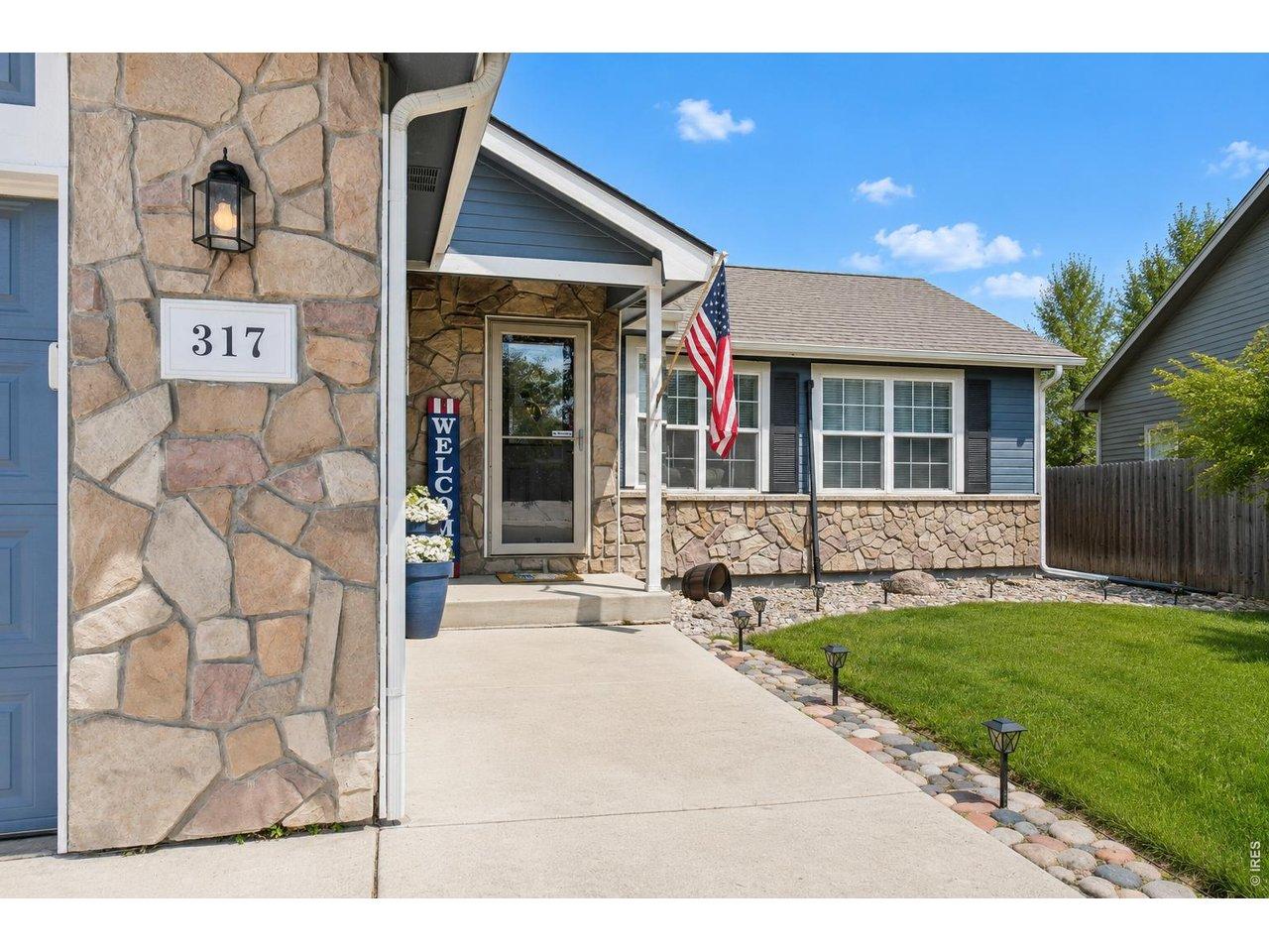 Image 4: Inviting front entry