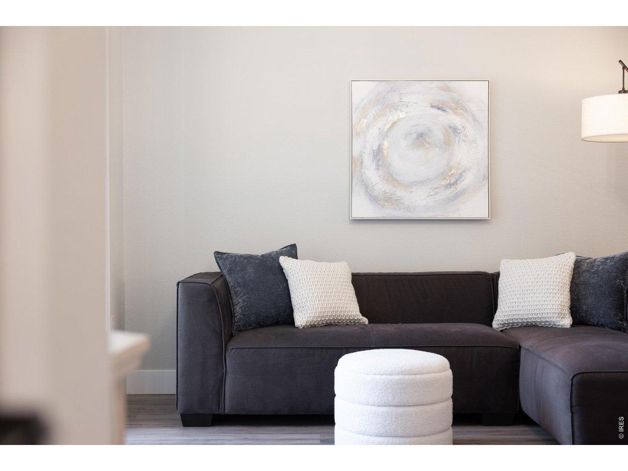 Image 4: Bright and inviting living room