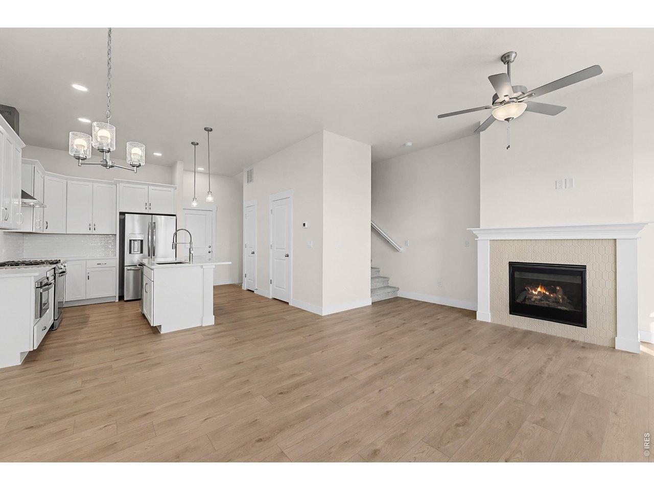 Image 3: Ceiling fan and Fireplace included in the price! Image 3: Ceiling fan and Fireplace included in the price!