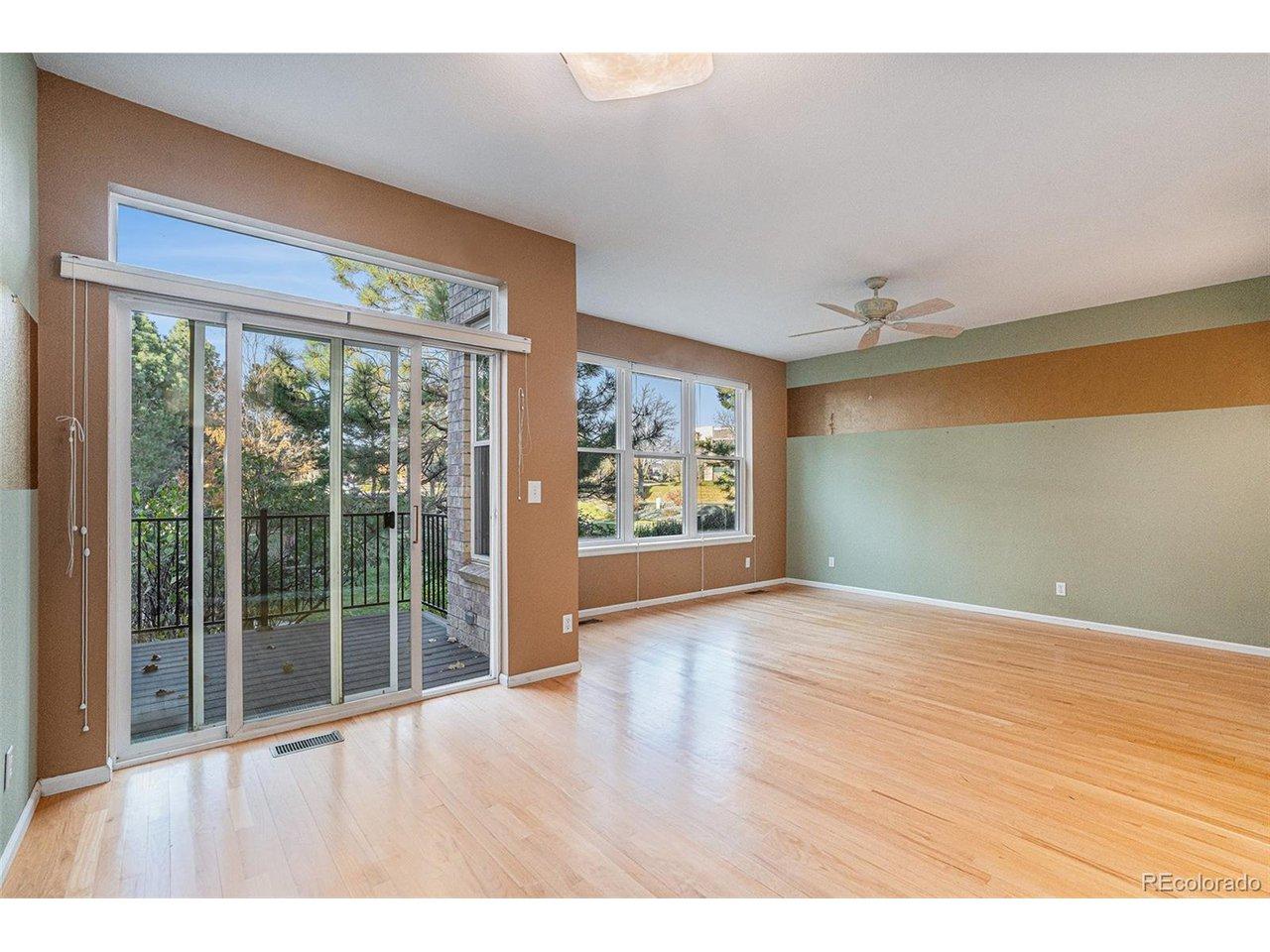 Image 4: Bright living room Image 4: Bright living room