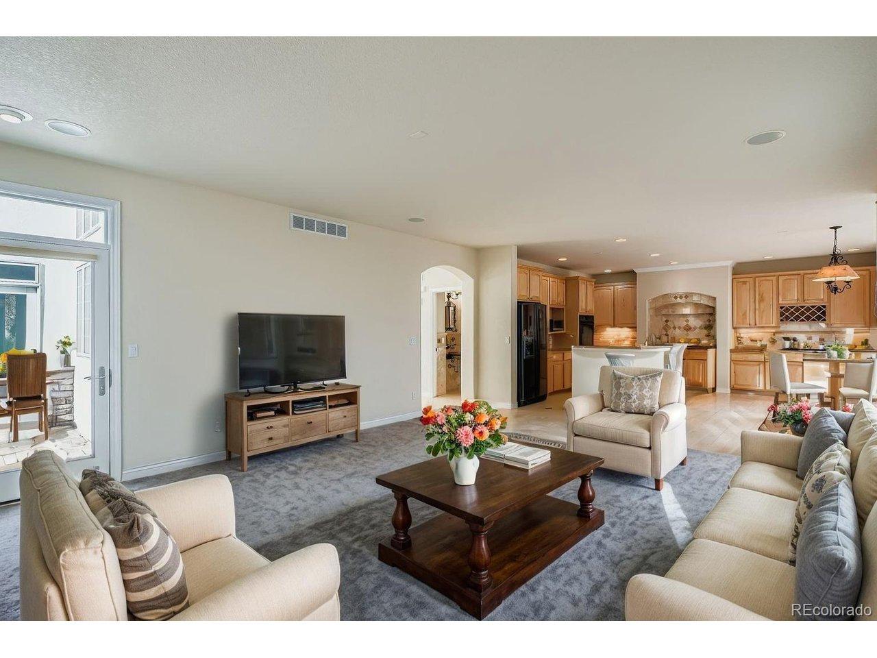 Image 4: Living Room