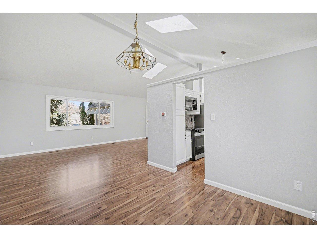 Image 4: Dining Area / Living Room Image 4: Dining Area / Living Room