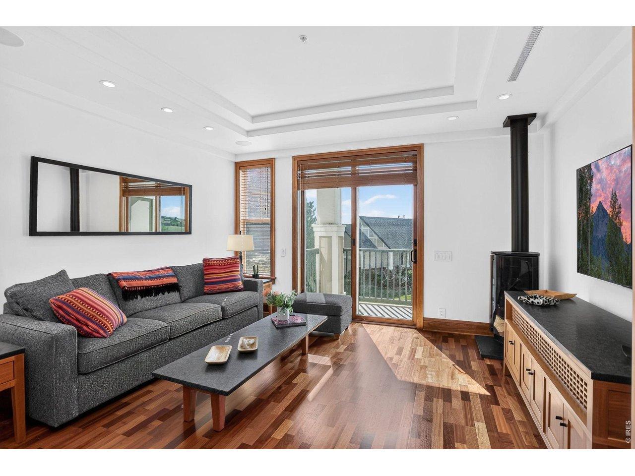 Image 4: LIVING ROOM