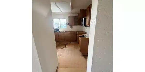 Image 4: Entry to kitchen Image 4: Entry to kitchen