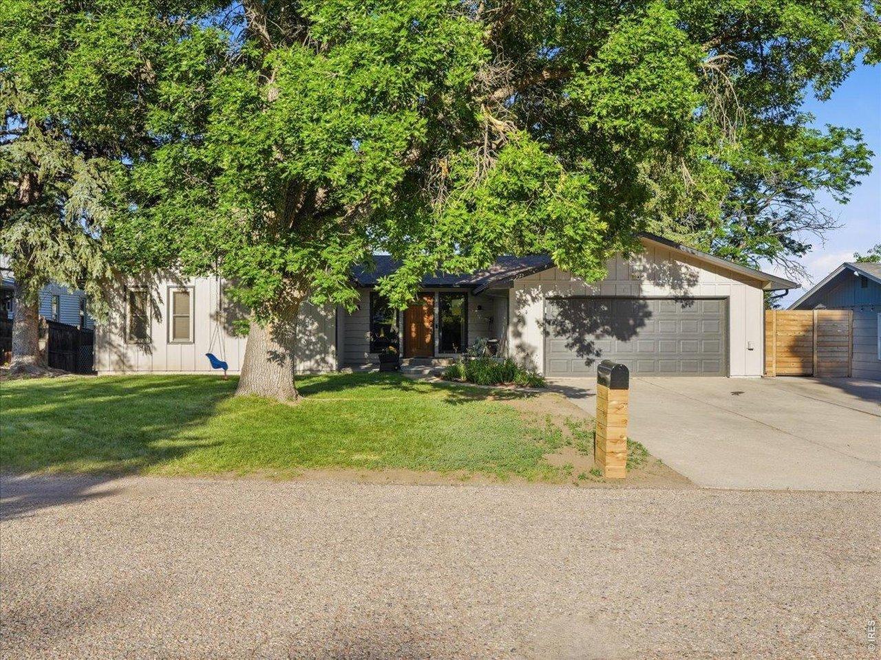 Image 3: Beautiful front yard space with an established shade trees Image 3: Beautiful front yard space with an established shade trees