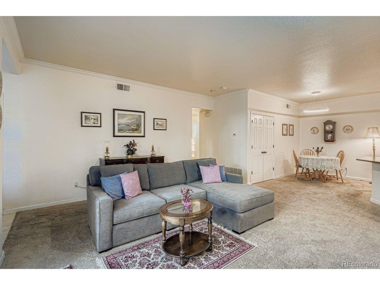 Image 4: Living Room