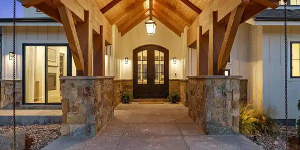 Image 3: A timber-and-beam entrance with a double iron door welcome you Image 3: A timber-and-beam entrance with a double iron door welcome you