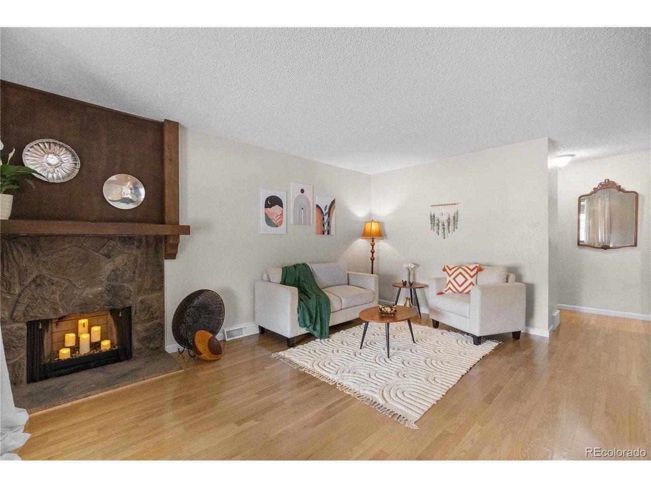 Image 2: Spacious living room Image 2: Spacious living room