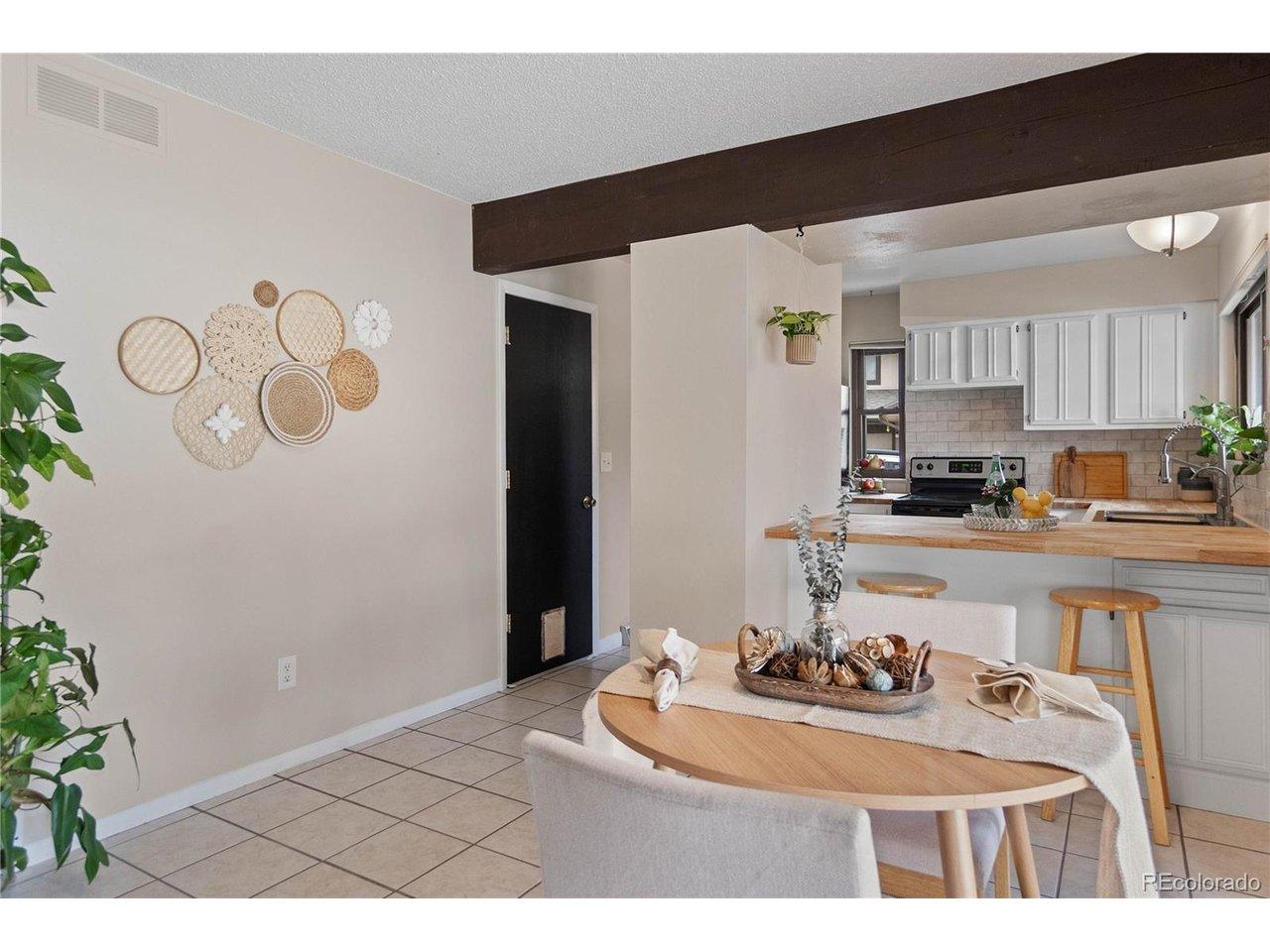Image 4: Spacious dining area Image 4: Spacious dining area