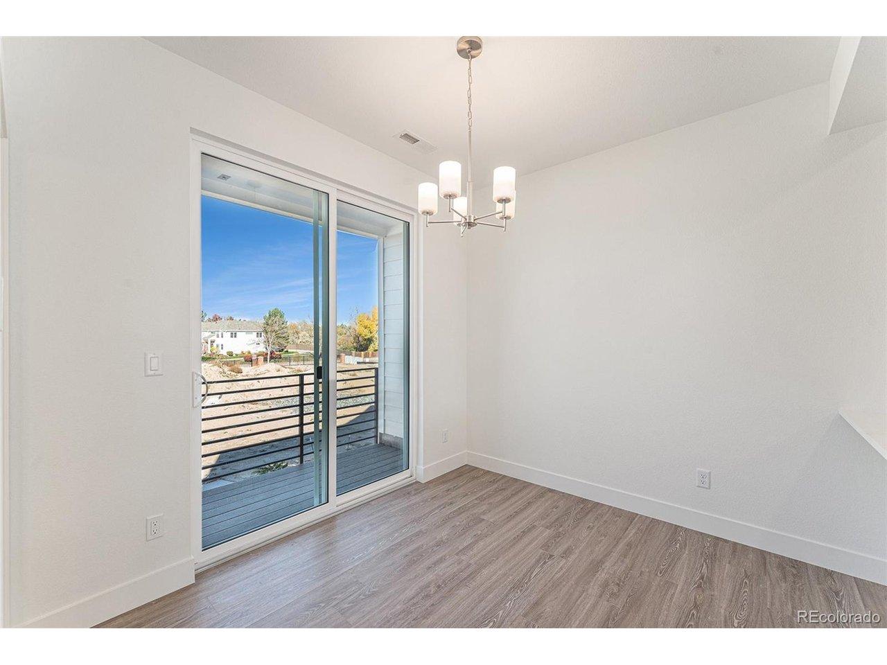 Image 3: Dining room w/covered balcony