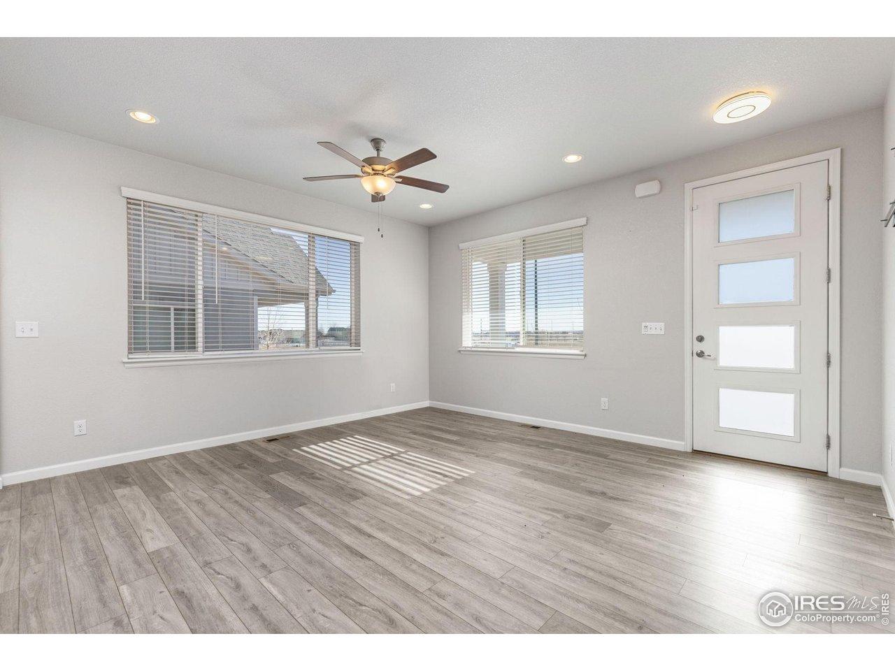 Image 4: Living Room