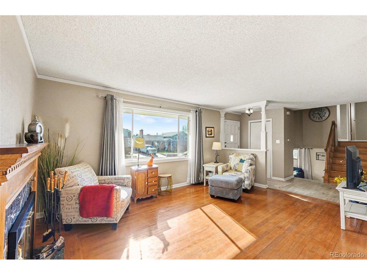 Image 4: Bright and inviting living room Image 4: Bright and inviting living room