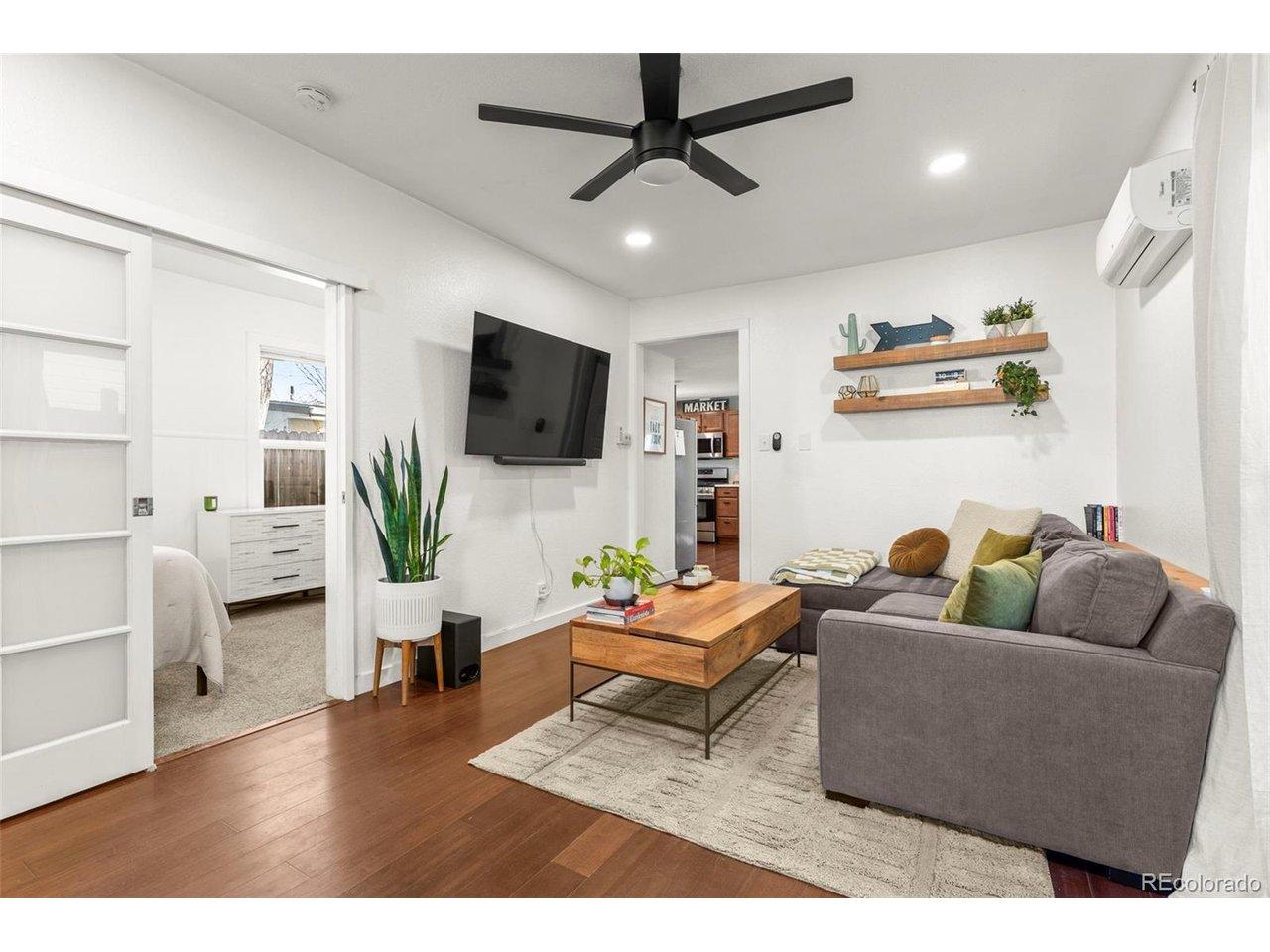 Image 4: Living Room