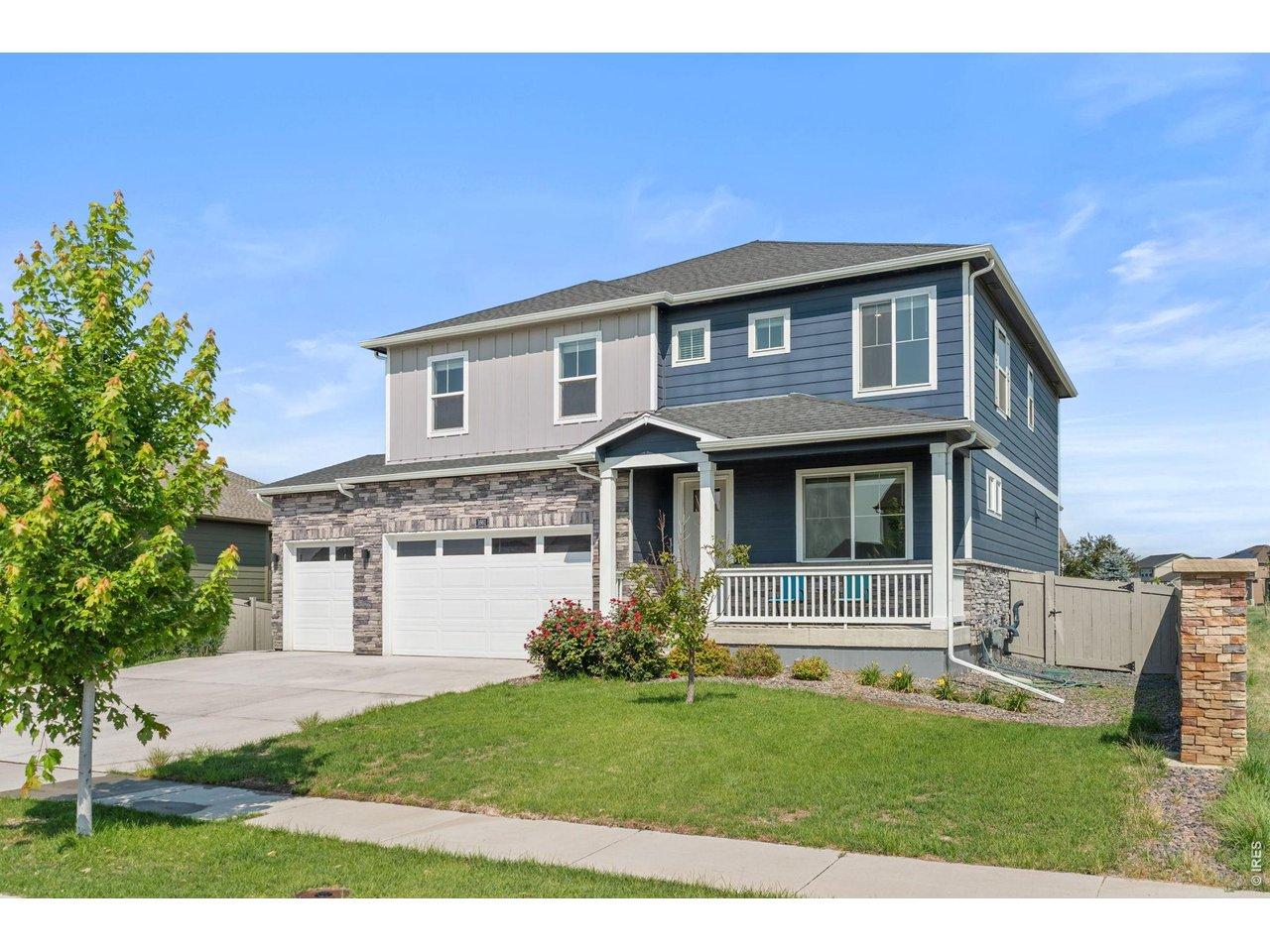 Image 3: Stunning 2 Story Home Image 3: Stunning 2 Story Home