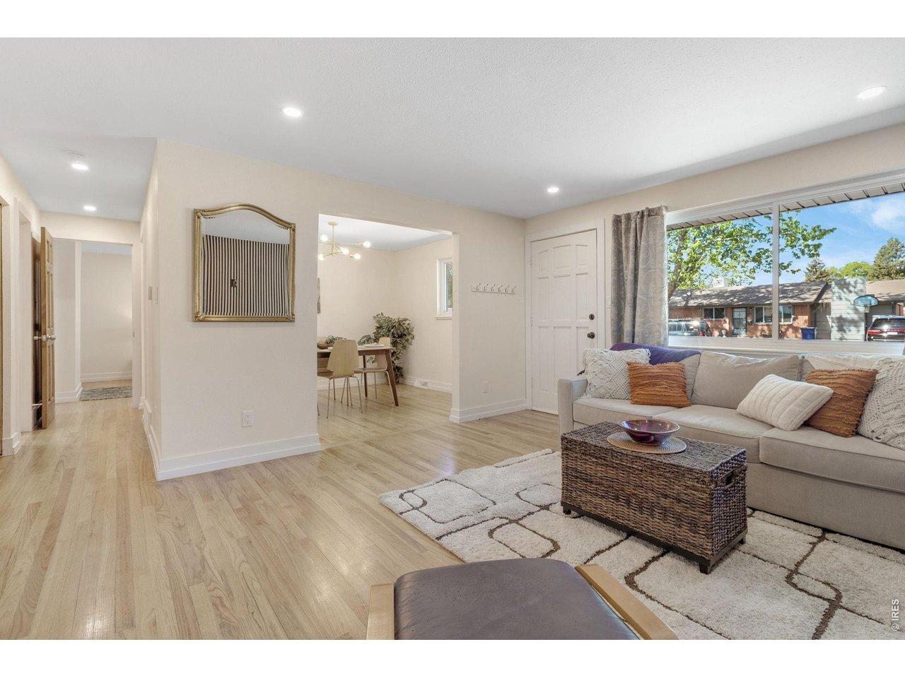 Image 2: Living Room 4 Image 2: Living Room 4