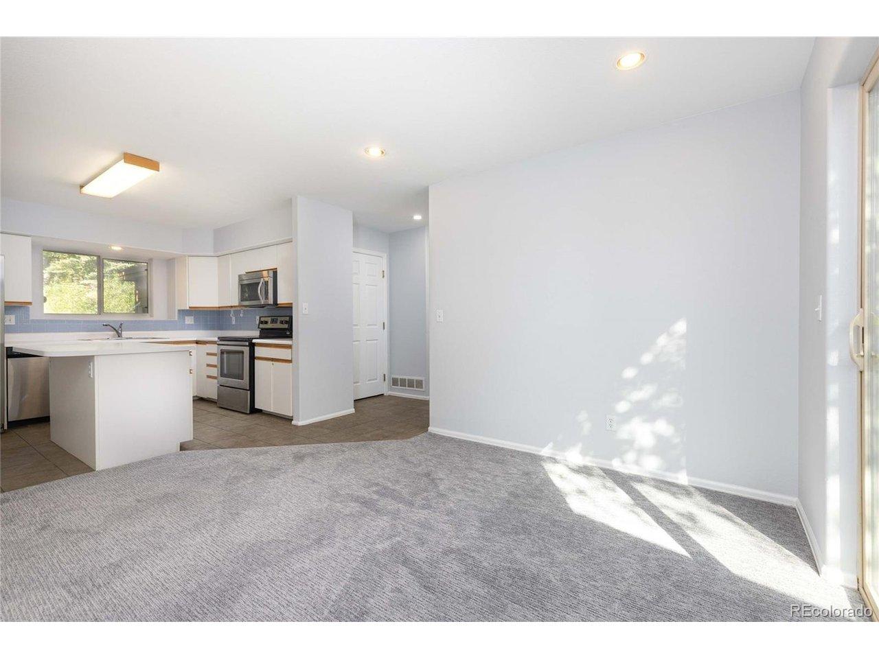 Image 4: New paint and carpet