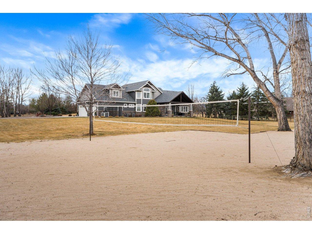 Image 4: Endless summer fun with your own sand volleyball court right on the water's edge