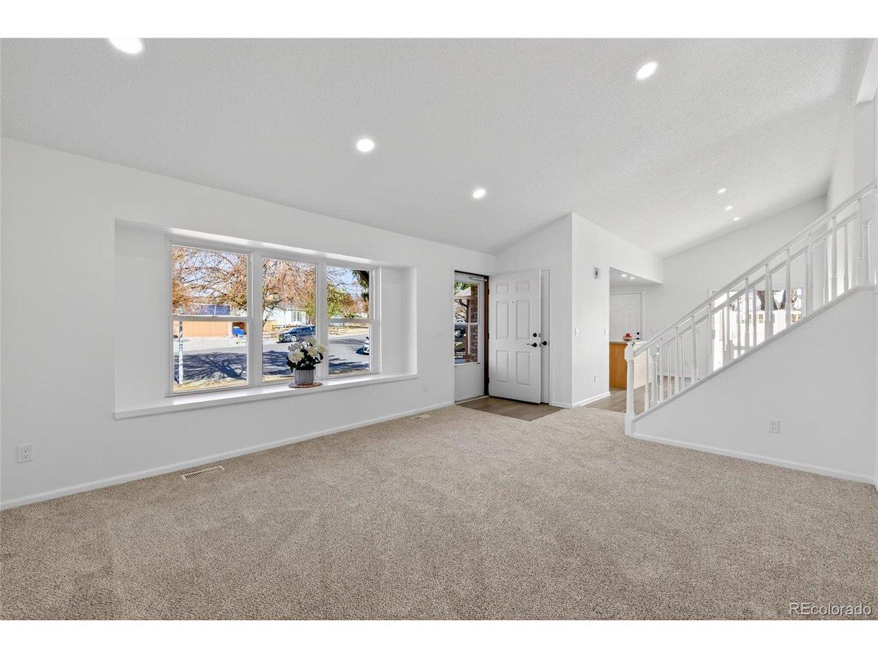 Image 3: Living room