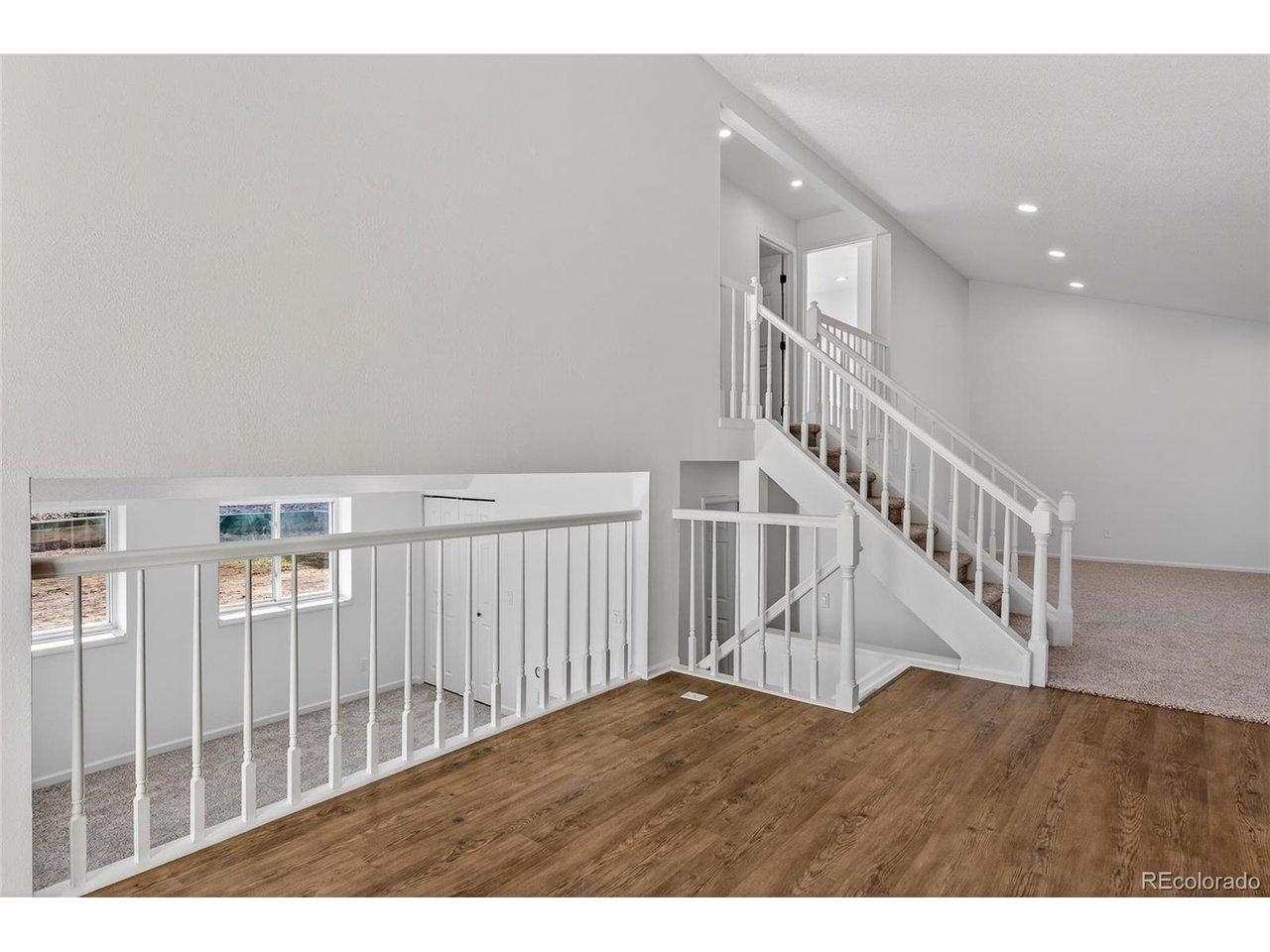 Image 4: Eat-in kitchen