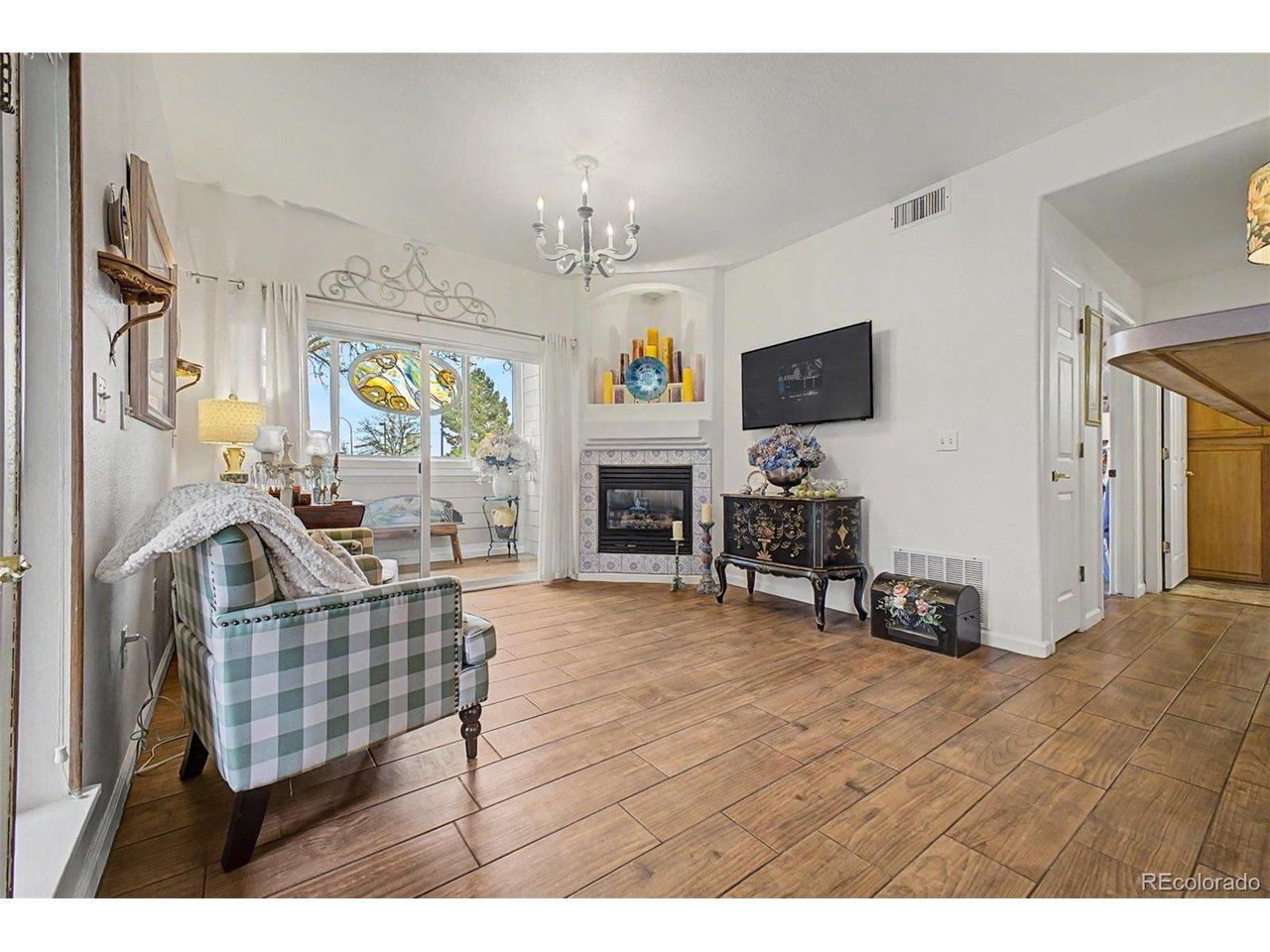 Image 4: Gas fireplace