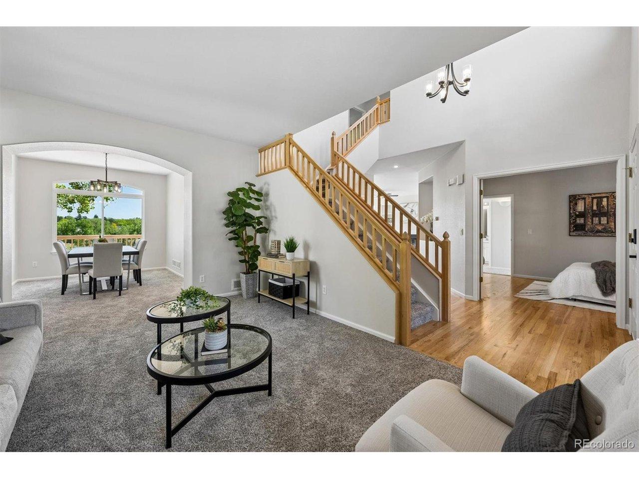 Image 4: Inviting Living Room & Dining Room