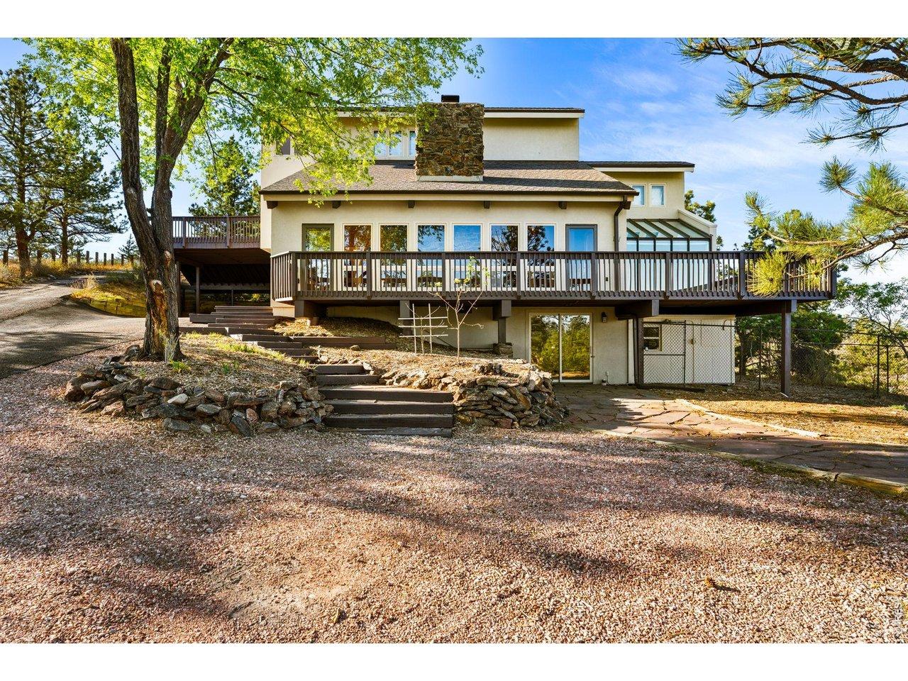 Image 4: Multi-level outdoor living tucked into the trees