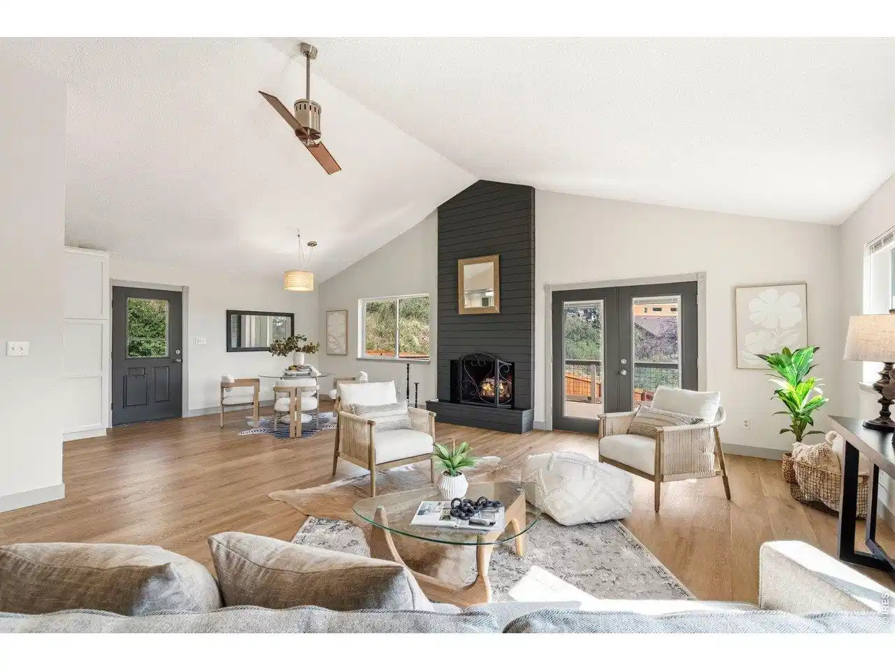 Image 1: Living Room on Upper