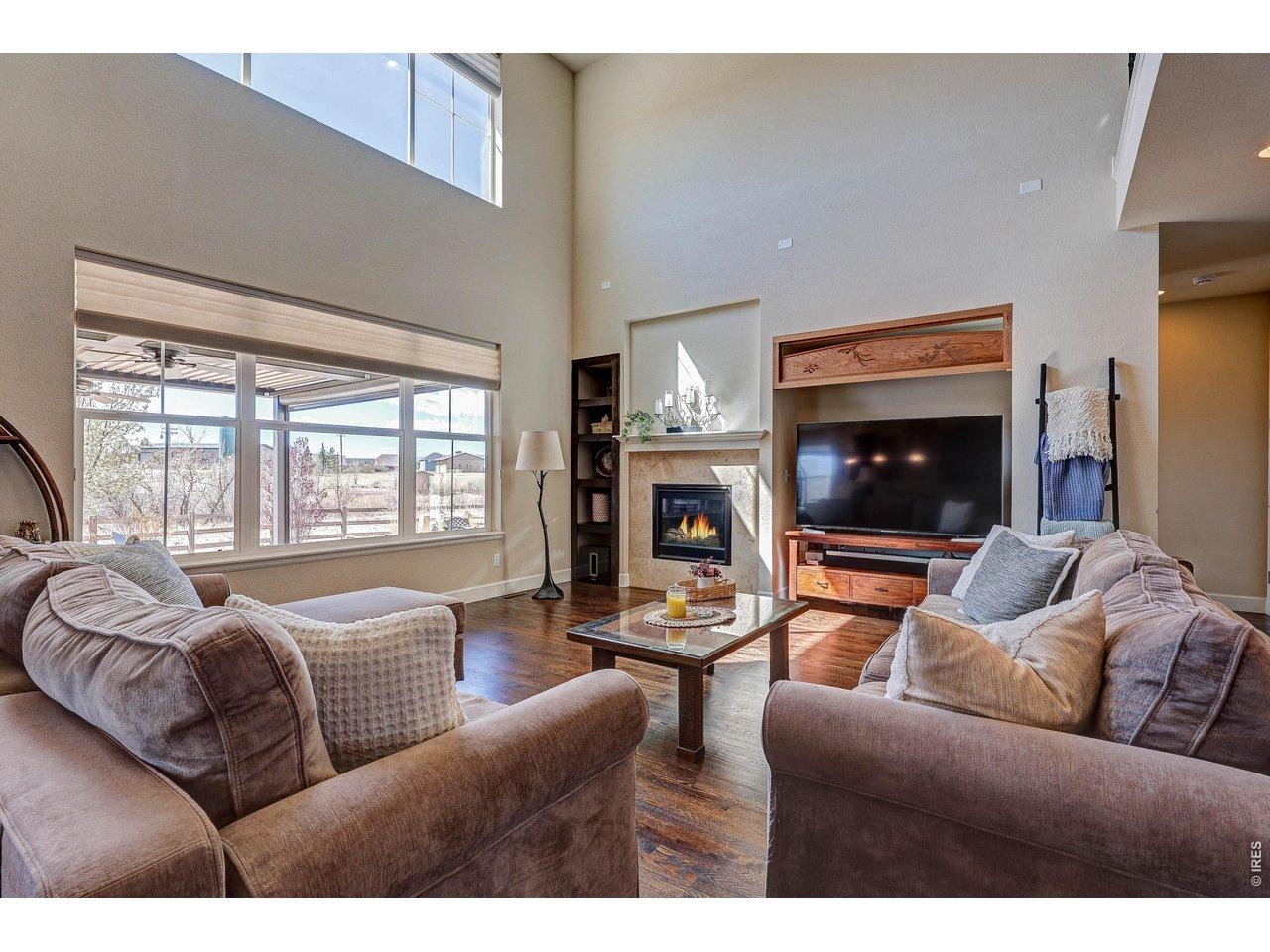 Image 1: Livingroom vaulted ceilings, gas fireplace. Beautiful wood floors throughout. Image 1: Livingroom vaulted ceilings, gas fireplace. Beautiful wood floors throughout.