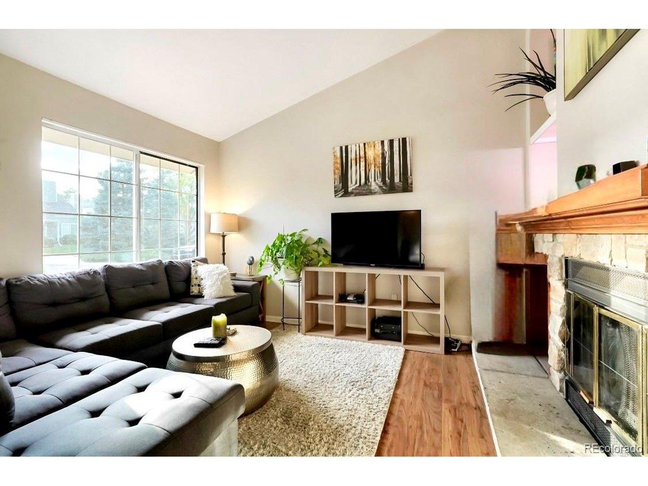 Image 4: Spacious living room Image 4: Spacious living room