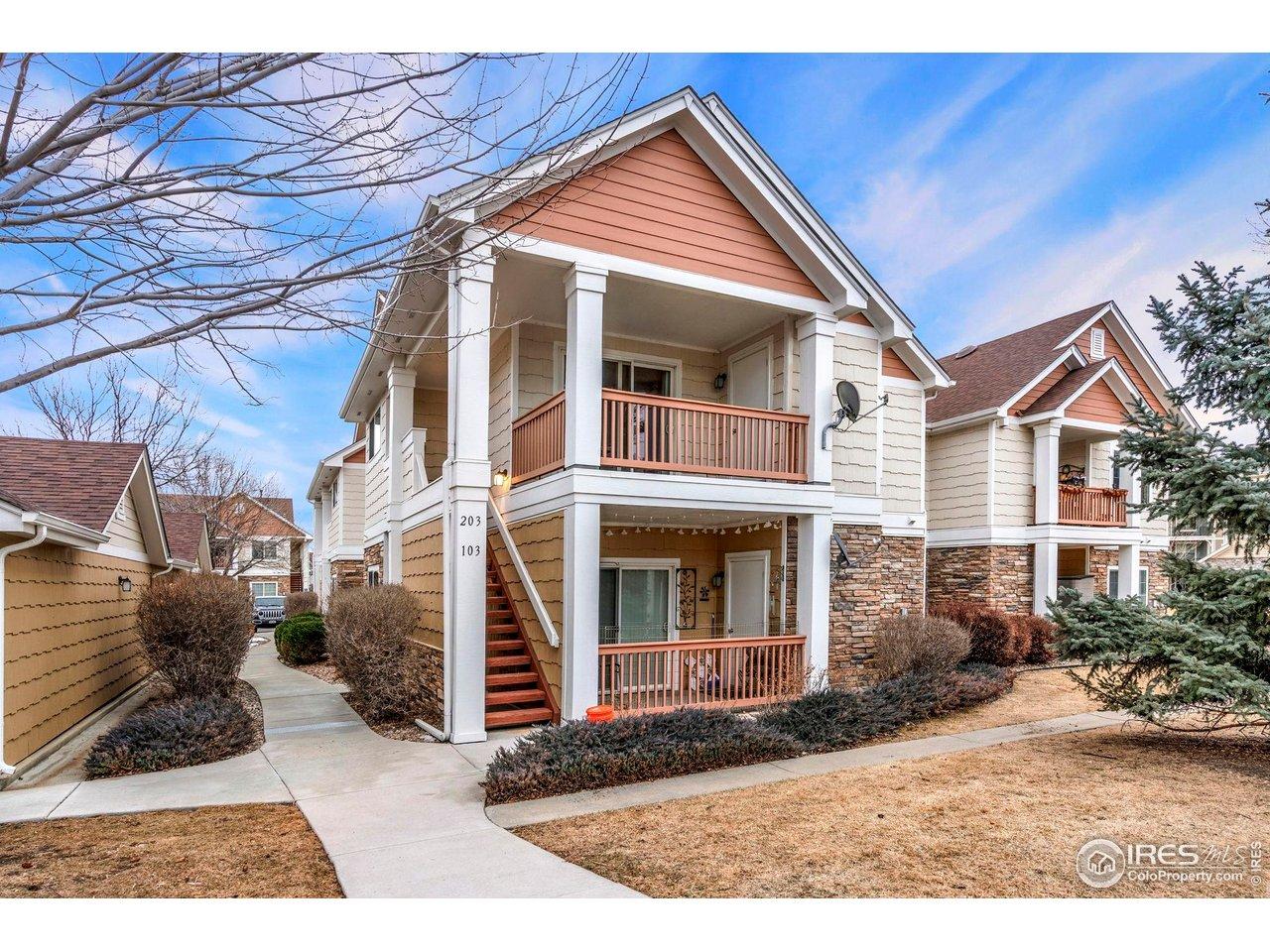 Image 2: Updated 2nd floor condo in excellent location