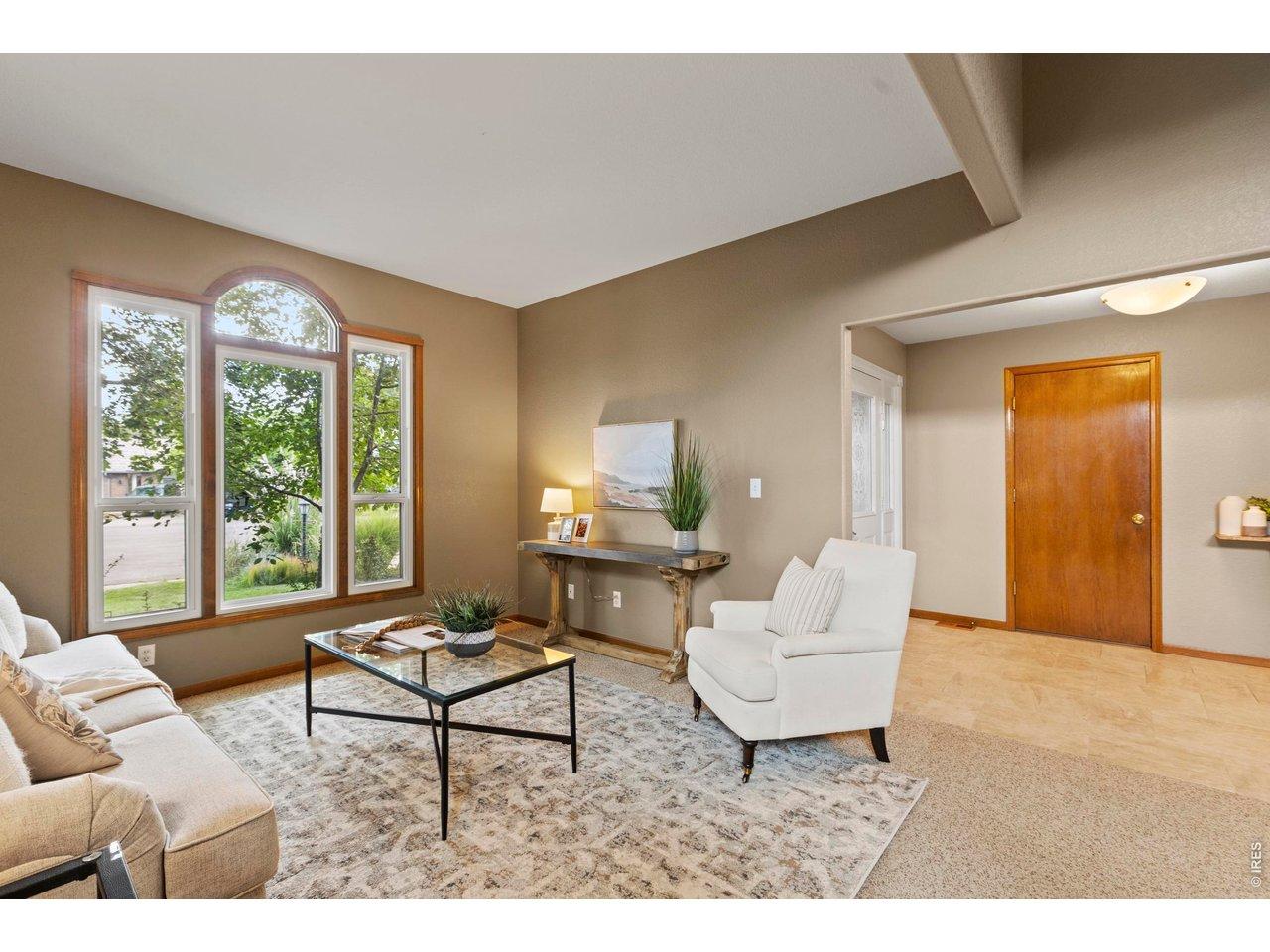 Image 4: Living Room