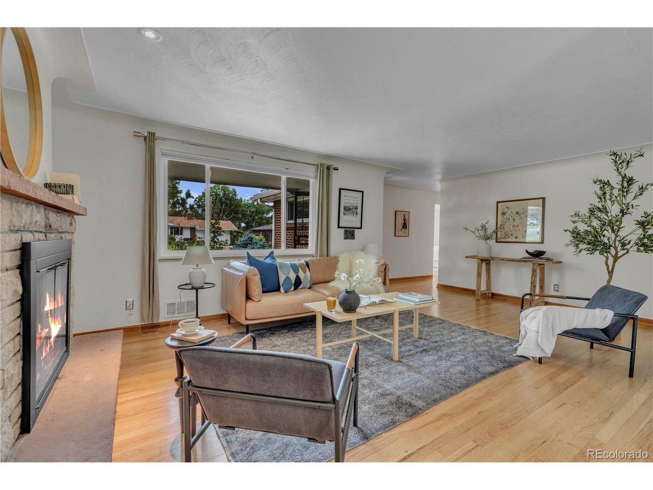Image 4: Living Room