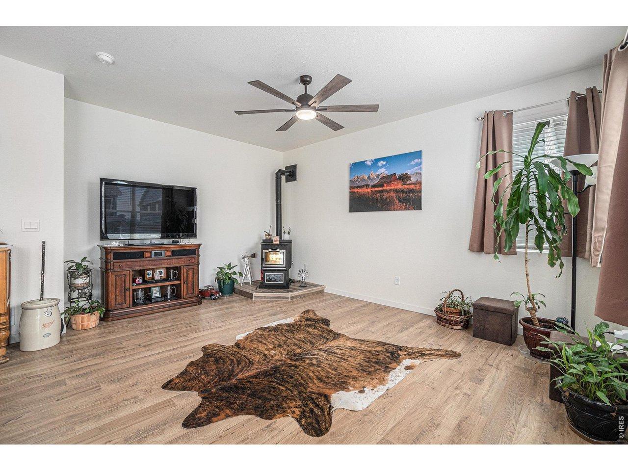 Image 4: Living Room