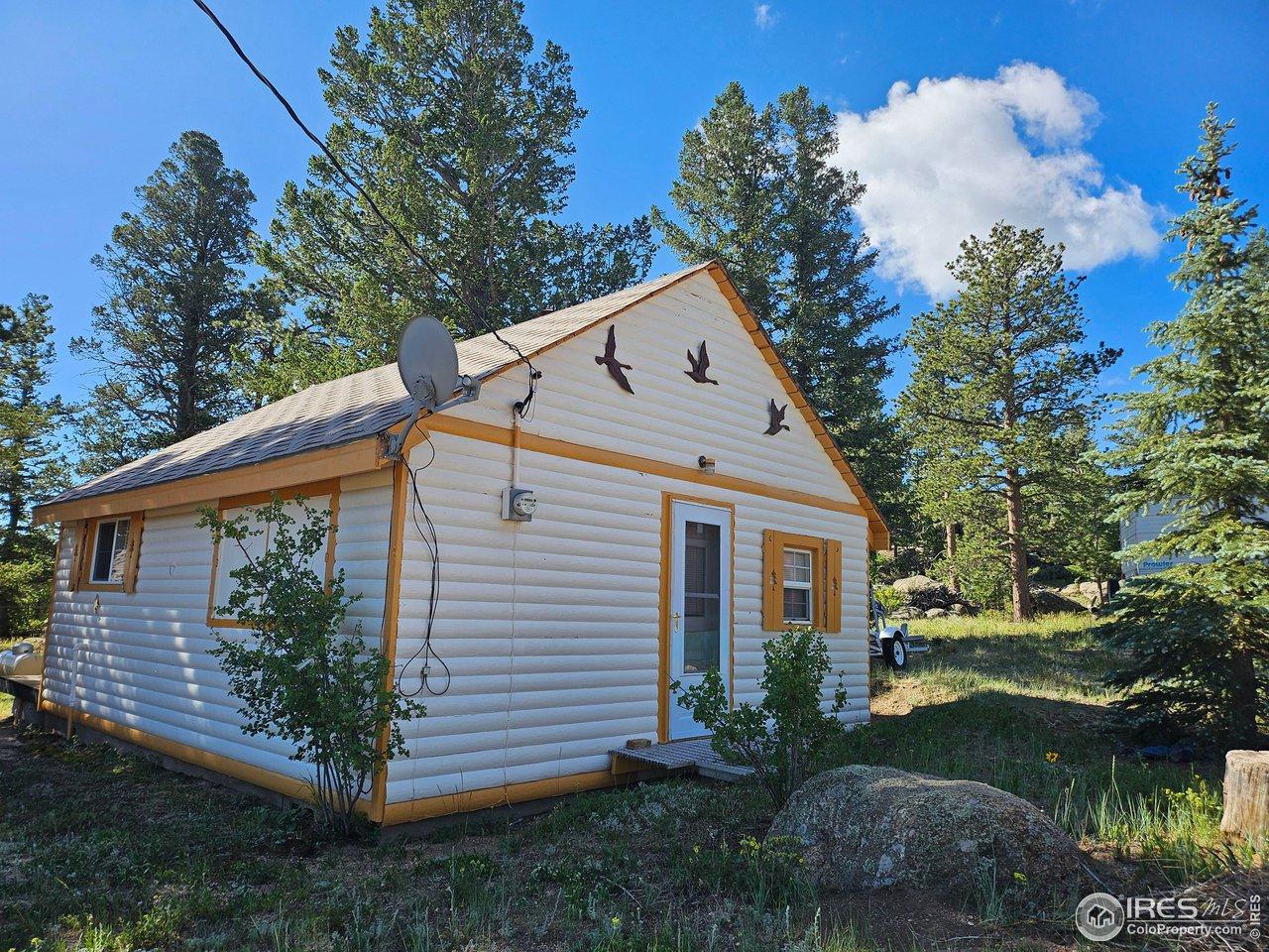 Image 3: Back of Cabin