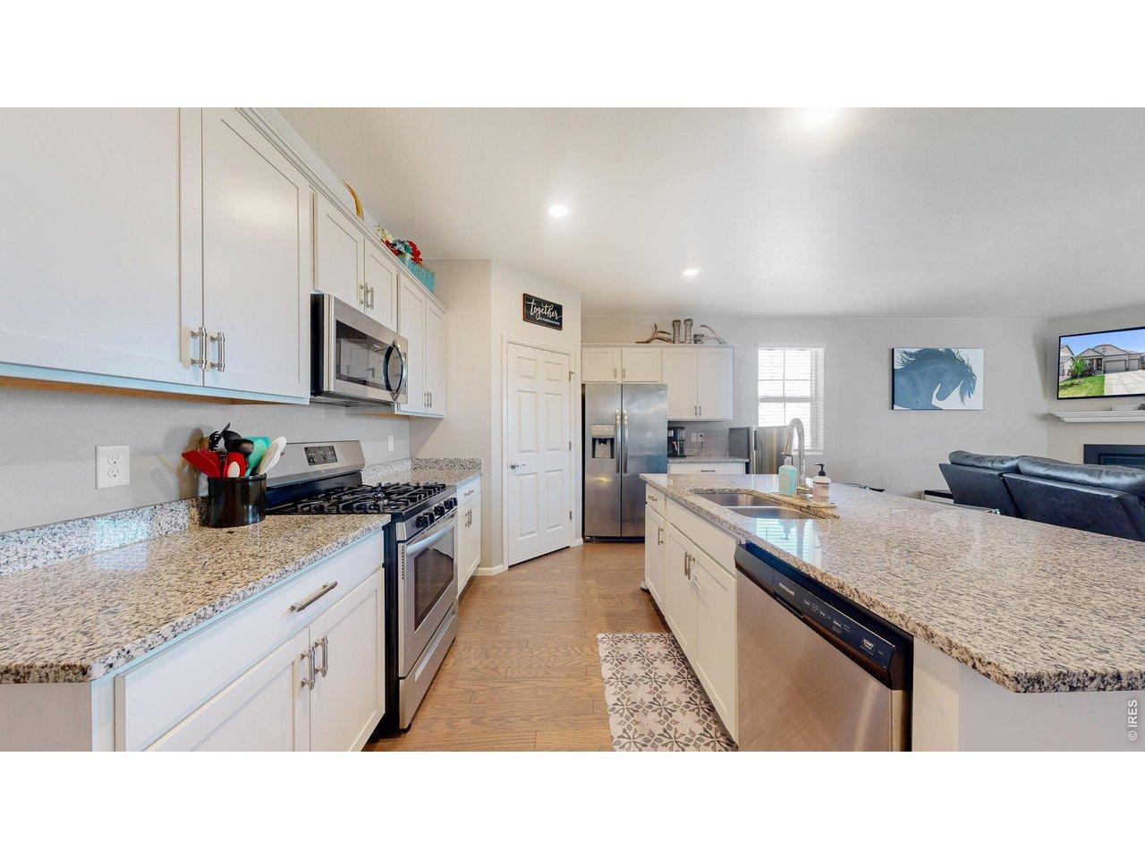 Image 4: Plenty of countertop space for cooking Image 4: Plenty of countertop space for cooking
