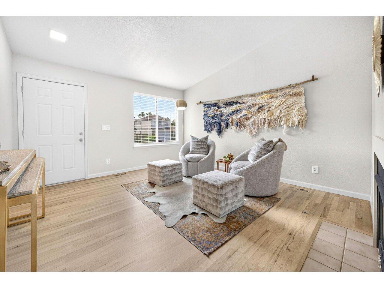 Image 3: Warm, inviting Entryway