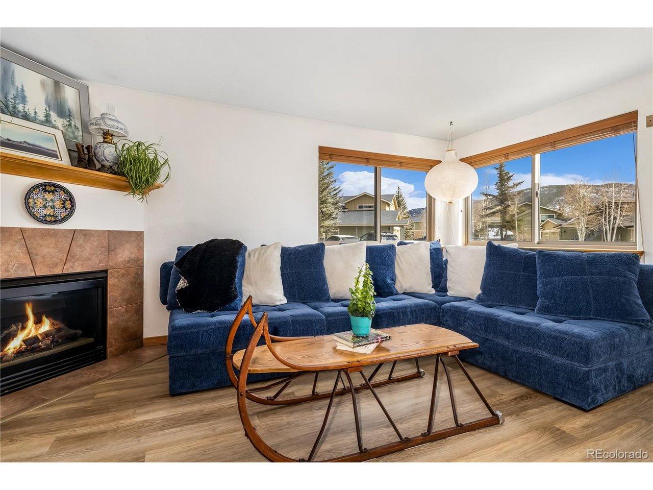 Image 4: Gas Fireplace in the living room Image 4: Gas Fireplace in the living room