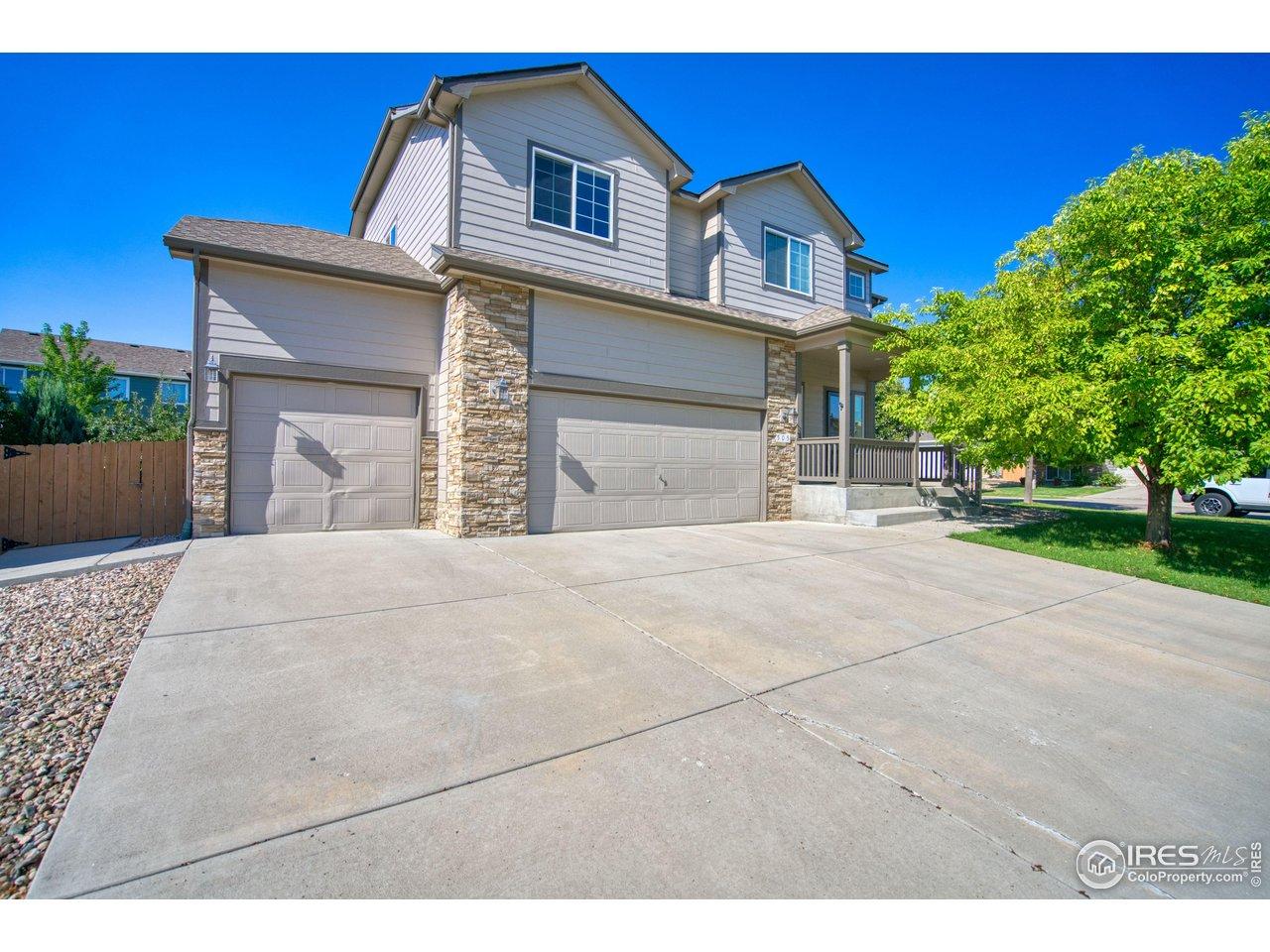 Image 4: 4-car tandem garage!!