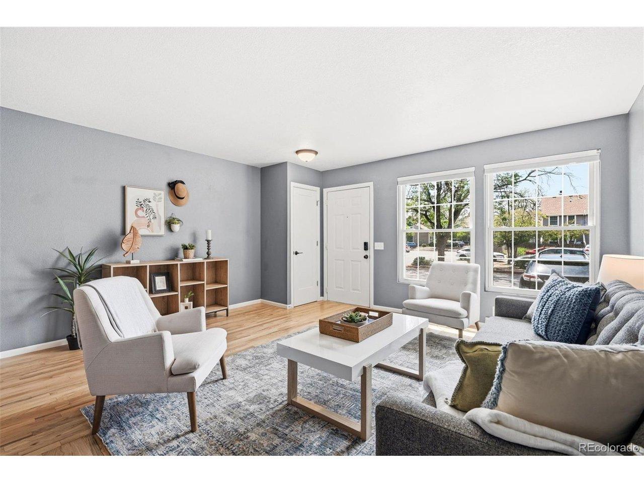 Image 2: Spacious living room Image 2: Spacious living room