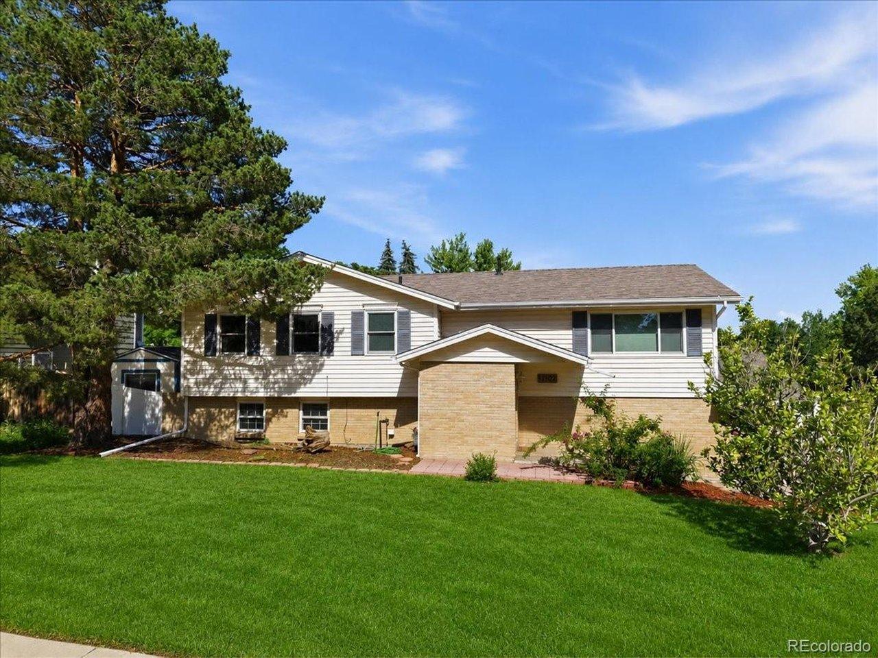 Image 3: Beautiful 10,000+  sq ft lot with established landscape & gorgeous color