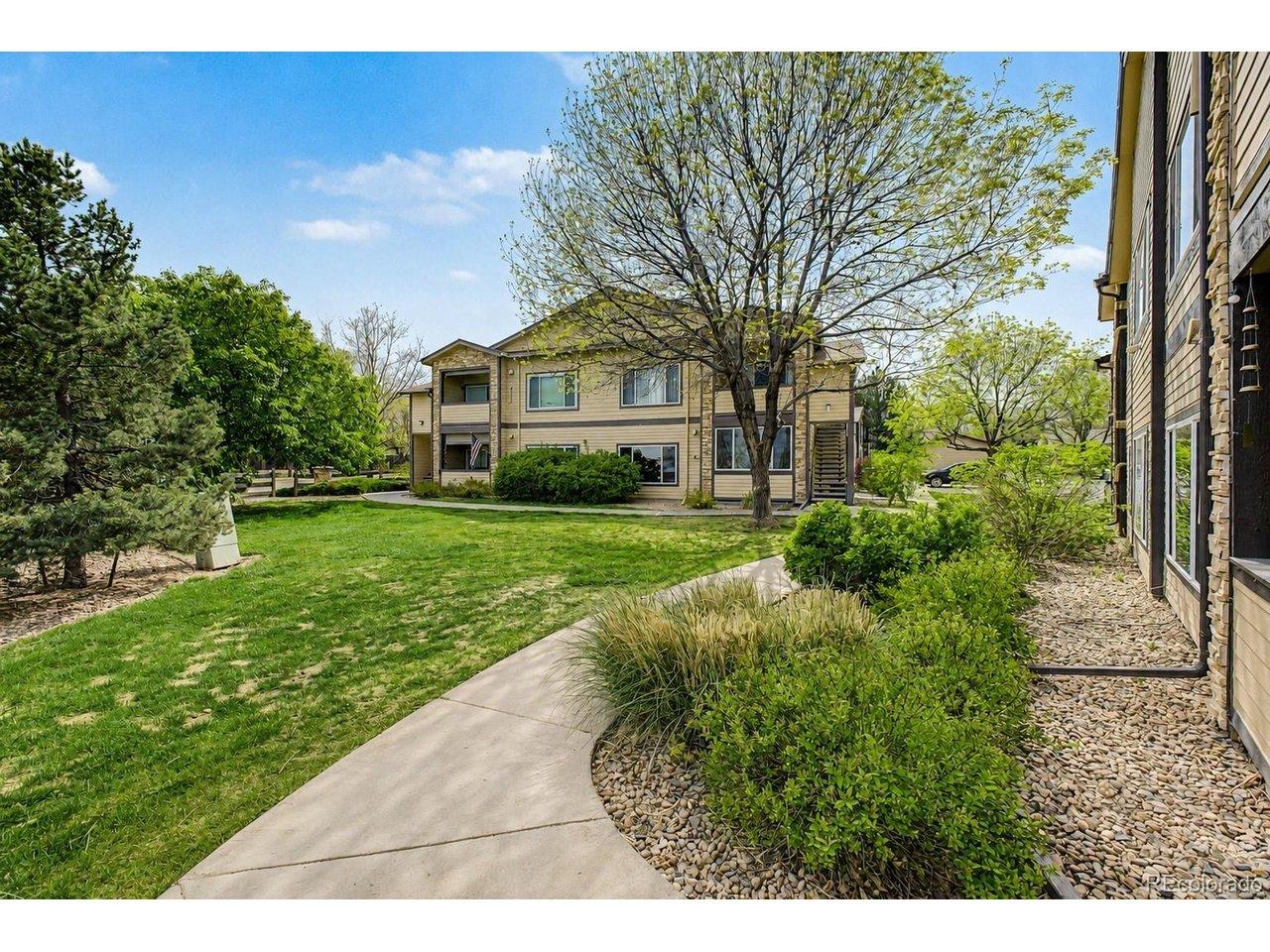 Image 2: End, corner unit (Grass has been artificially made greener) Image 2: End, corner unit (Grass has been artificially made greener)