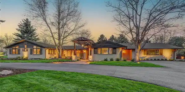 4975 Lakeshore