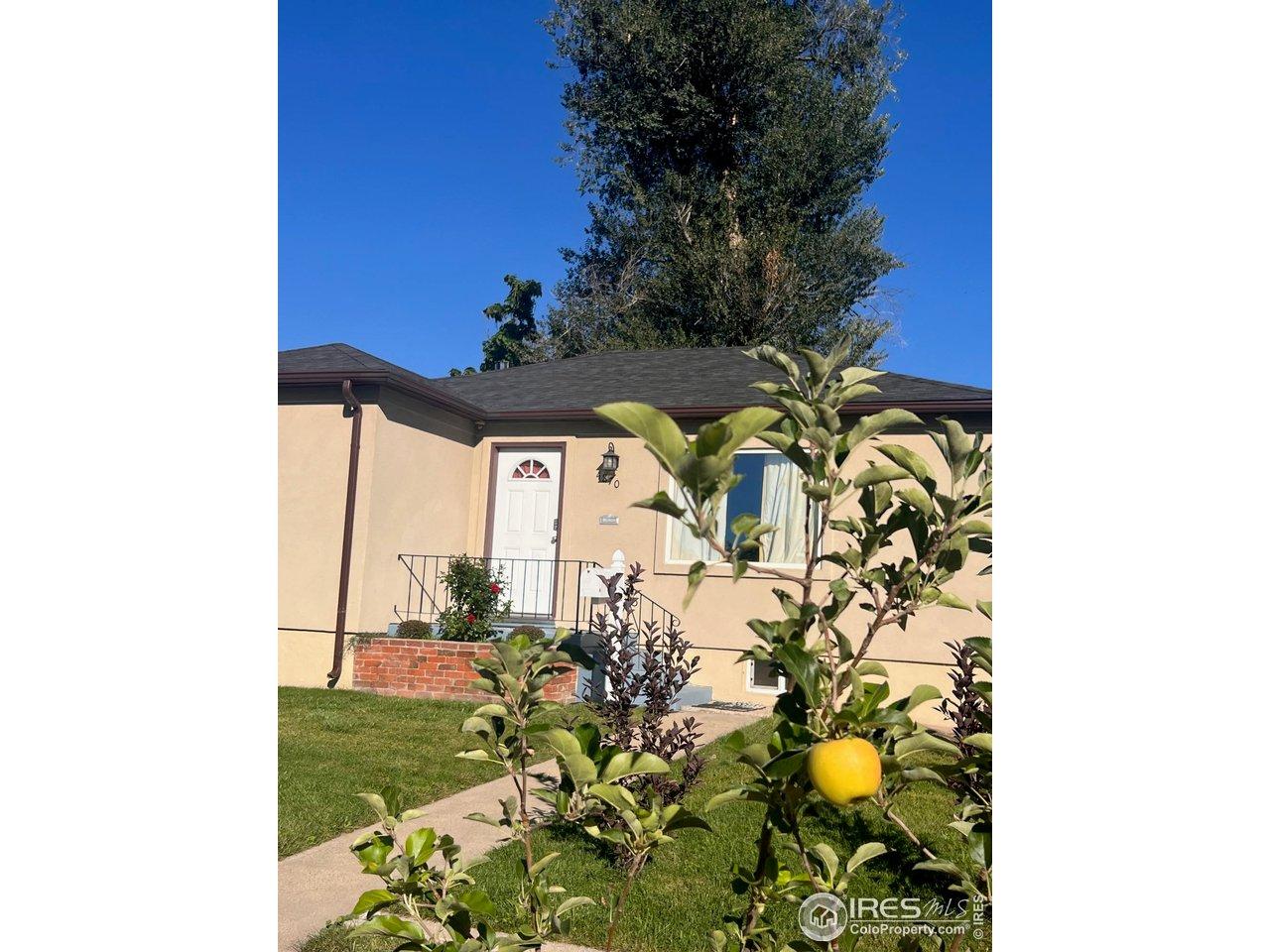 Image 2: Sweet landscaping and a fruiting apple tree!