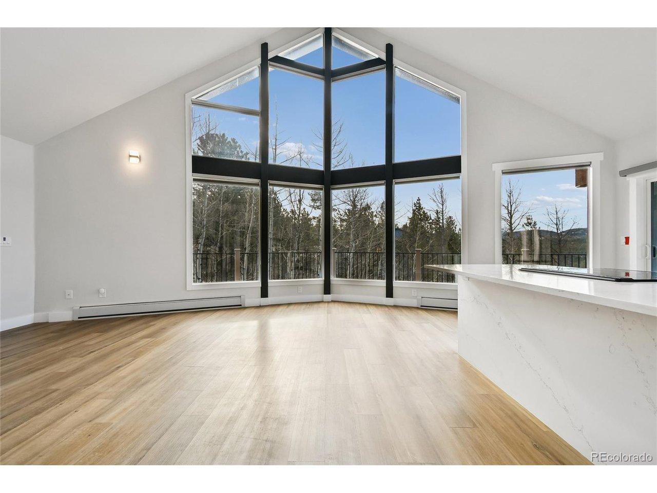 Image 4: Living/Dining Area