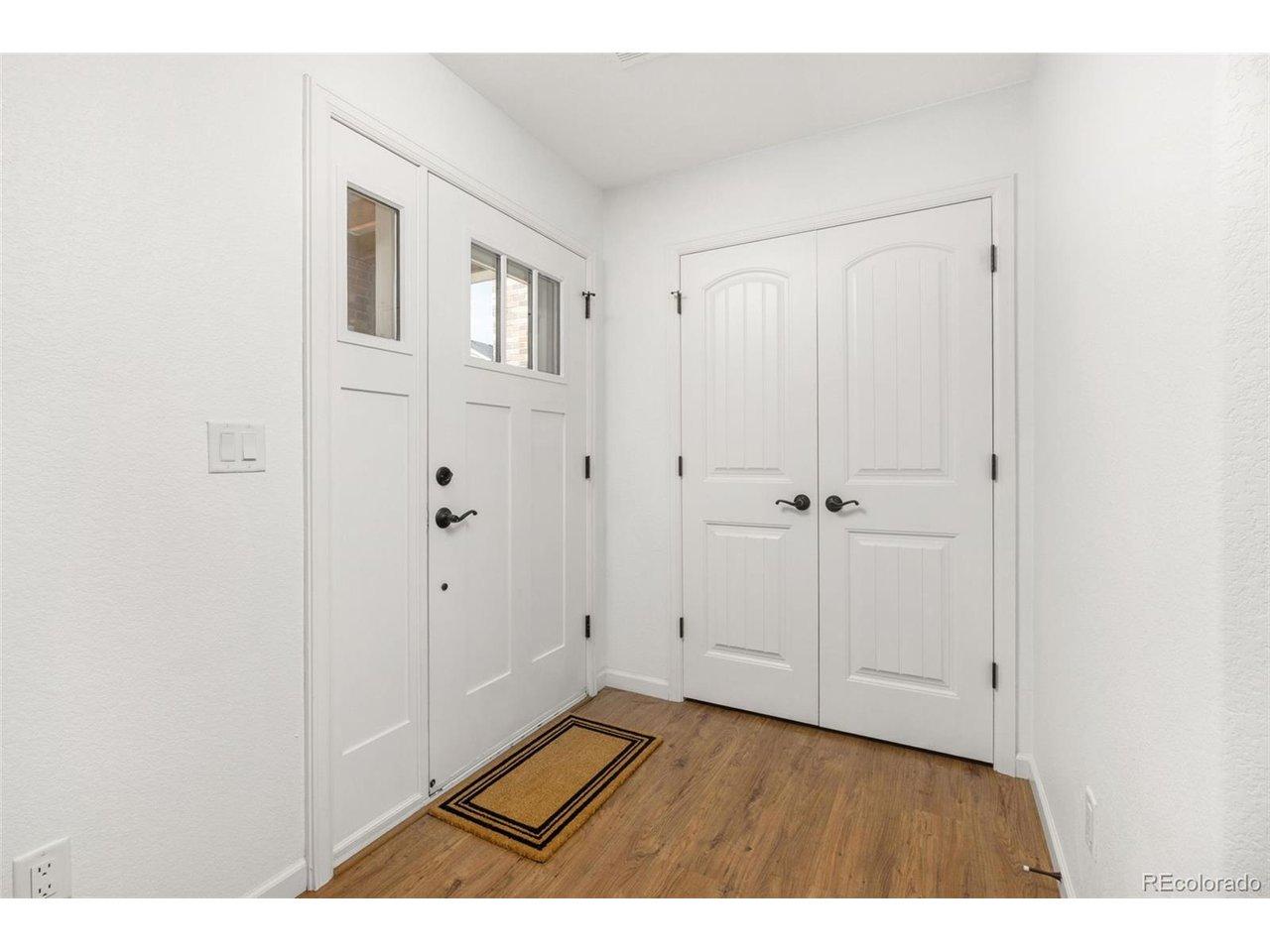 Image 3: front entrance room first level Image 3: front entrance room first level