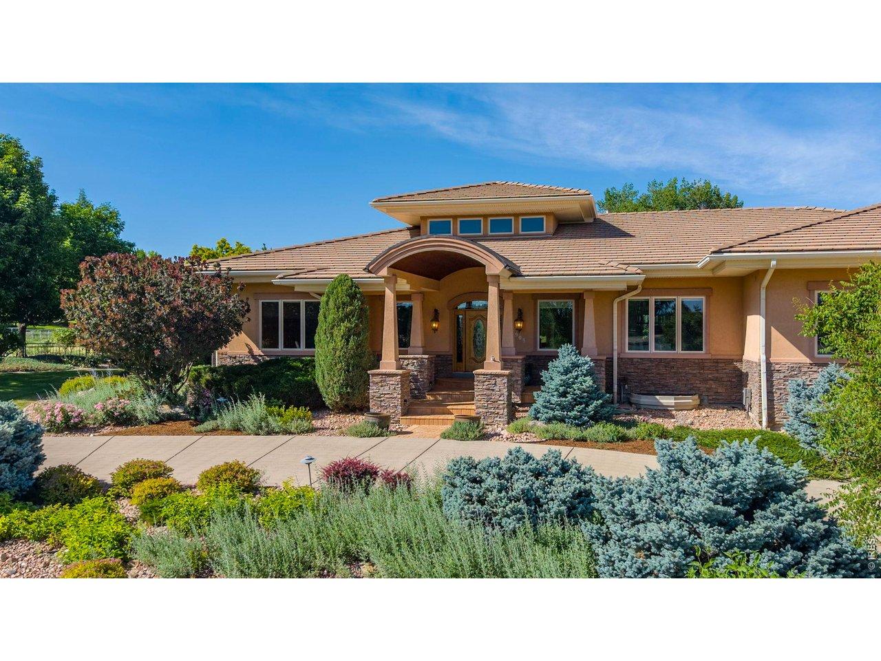 Image 2: Perfectly appointed on a .60 ACRE lot
