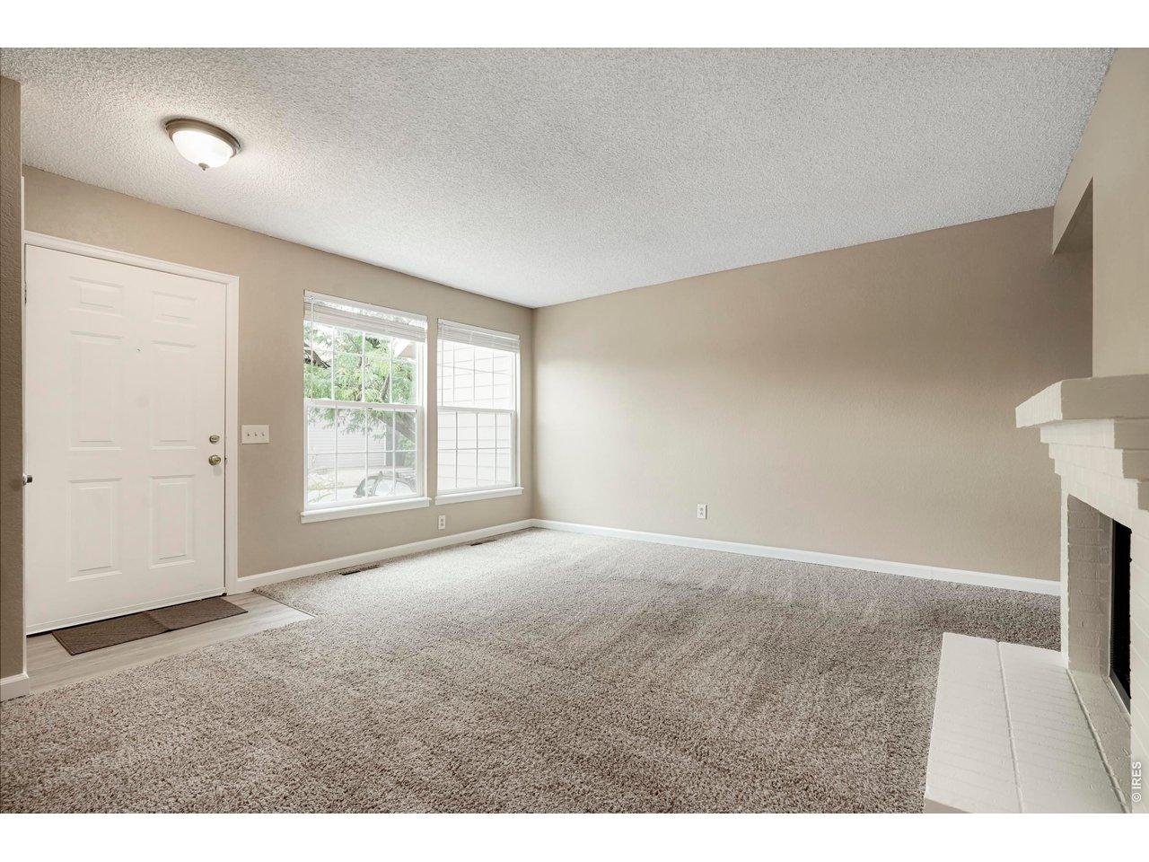 Image 3: Large Living room with Fireplace Image 3: Large Living room with Fireplace