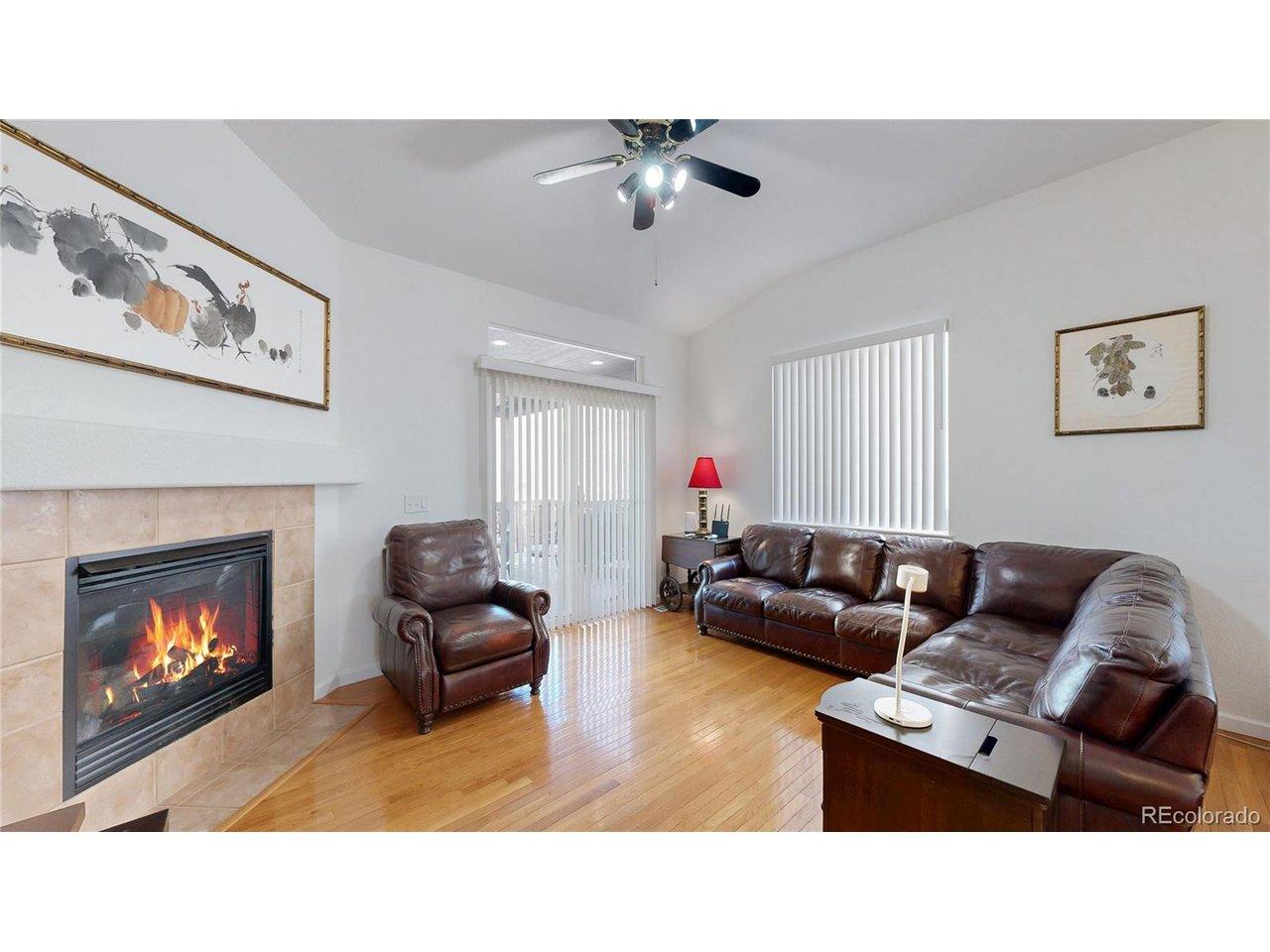 Image 3: Living room with gas fireplace Image 3: Living room with gas fireplace