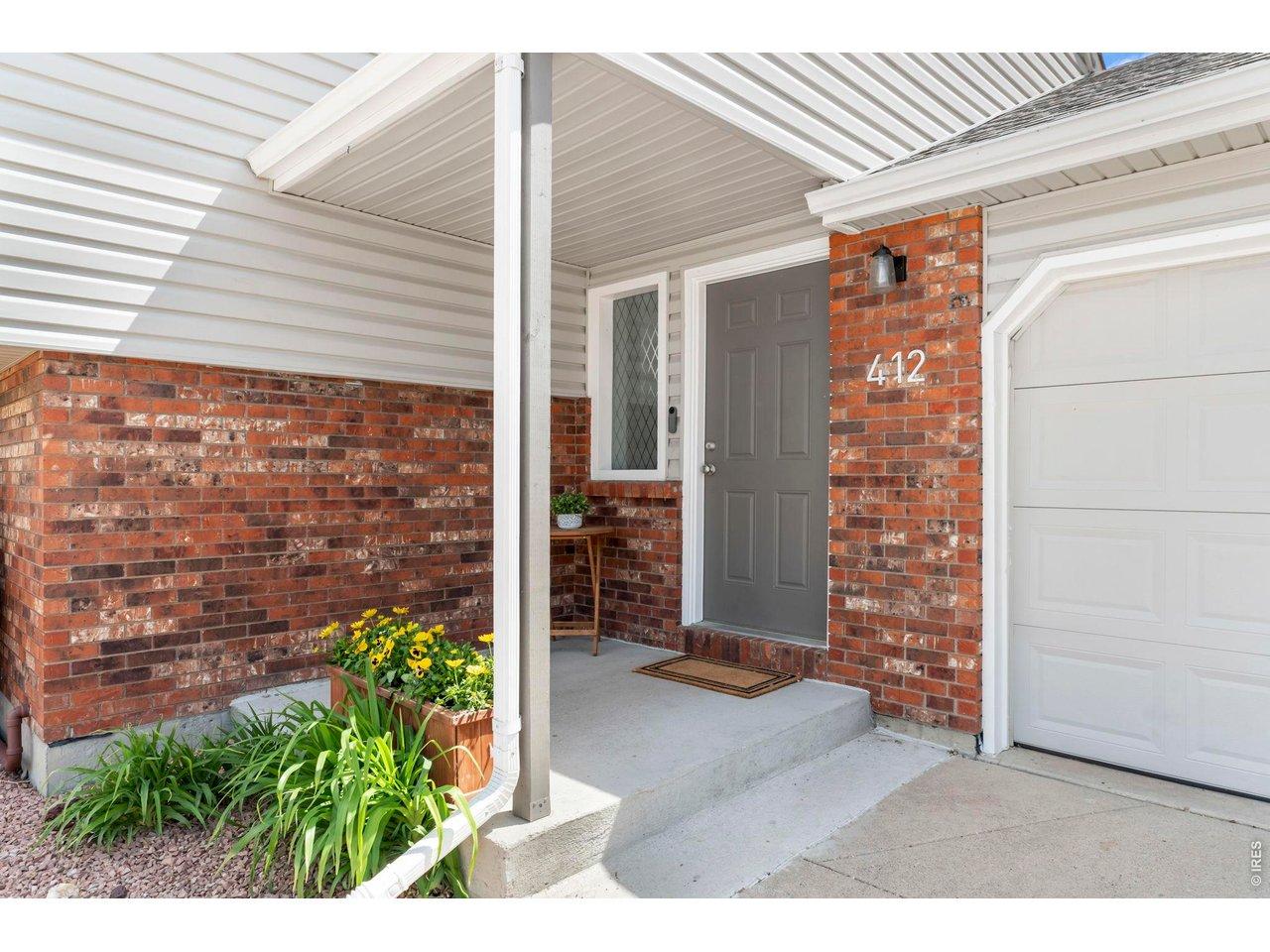 Image 4: Adorable front porch