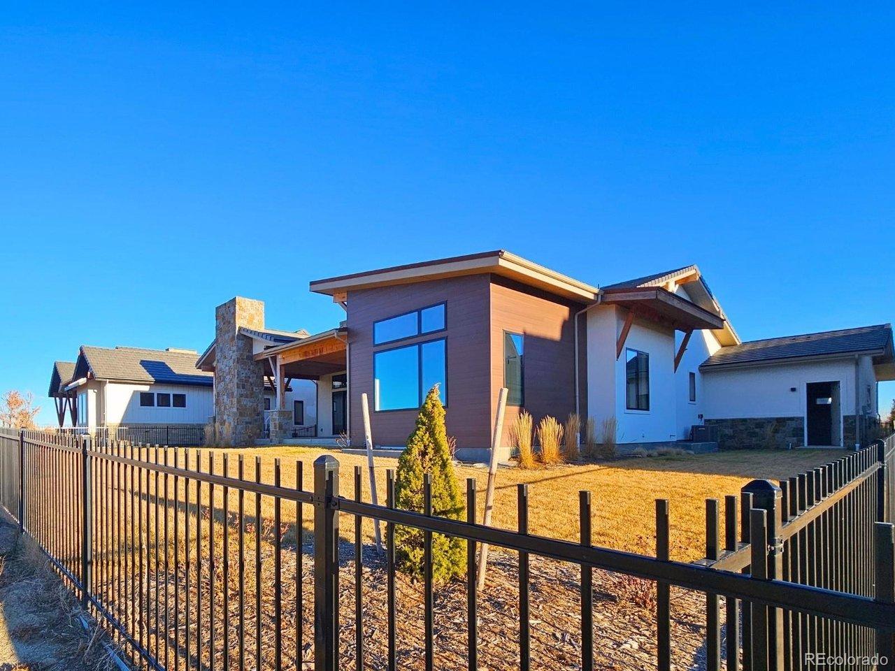 Image 2: Enjoy al fresco on the spacios back patio